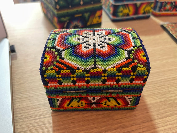 COFRE CHICO C03 - TATEHUARI, arte huichol
