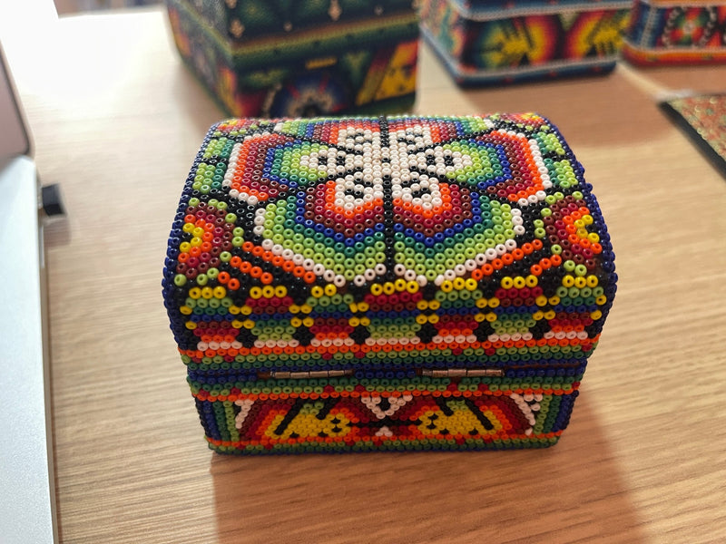 COFRE CHICO C03 - TATEHUARI, arte huichol