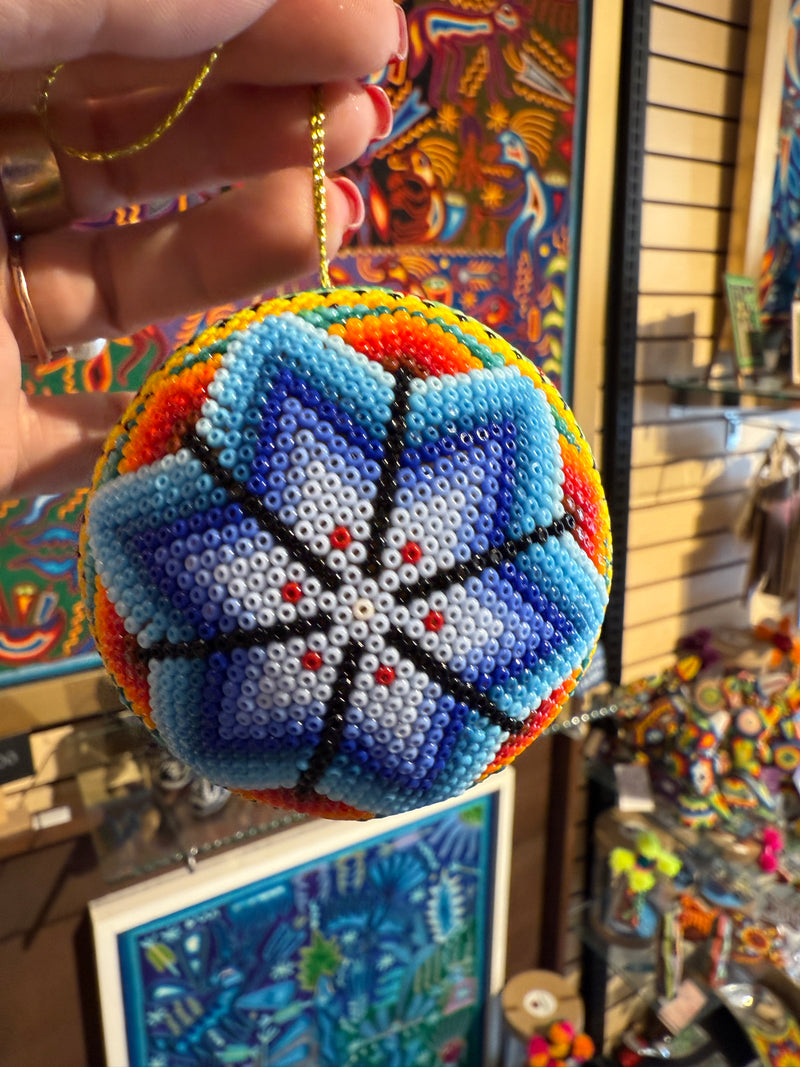 Esfera Decorada con Chaquira Mediana ESF03 - Arte Huichol - TATEHUARI, arte huichol