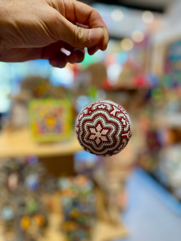 Esfera Decorada con Chaquira Mediana ESF05 - Arte Huichol - TATEHUARI, arte huichol