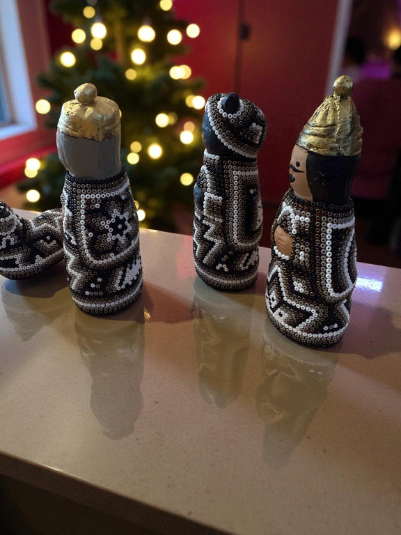 Nacimiento de navidad Chico Gris. NACCH01 - TATEHUARI, arte huichol