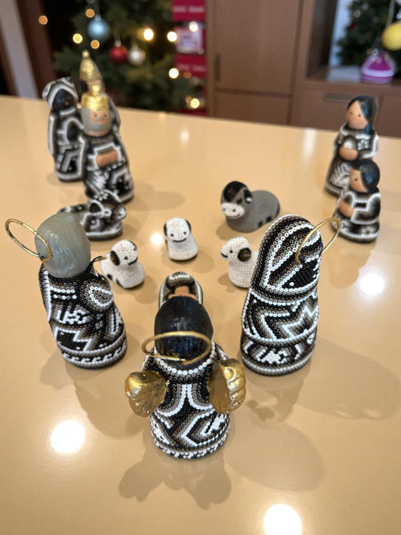 Nacimiento de navidad Chico Gris. NACCH01 - TATEHUARI, arte huichol