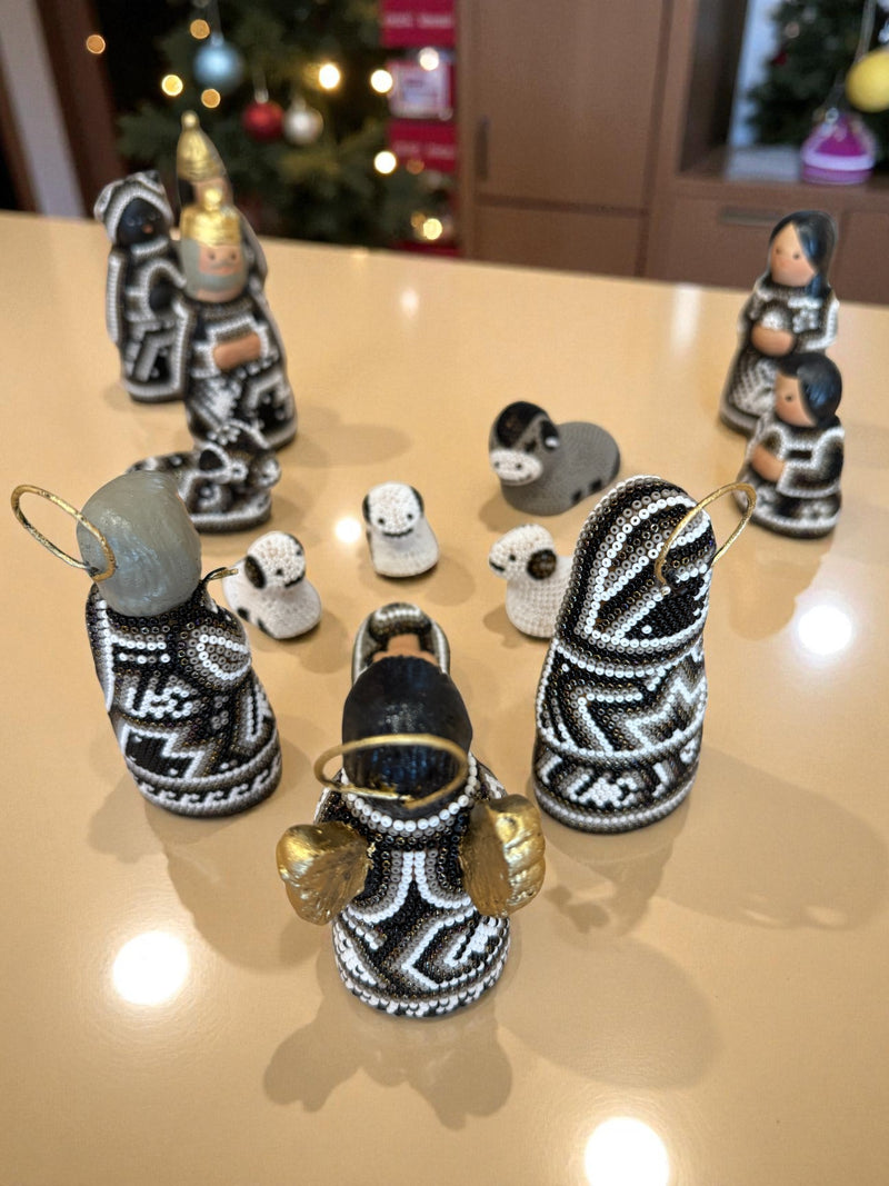 Nacimiento de navidad Chico Gris. NACCH01 - TATEHUARI, arte huichol