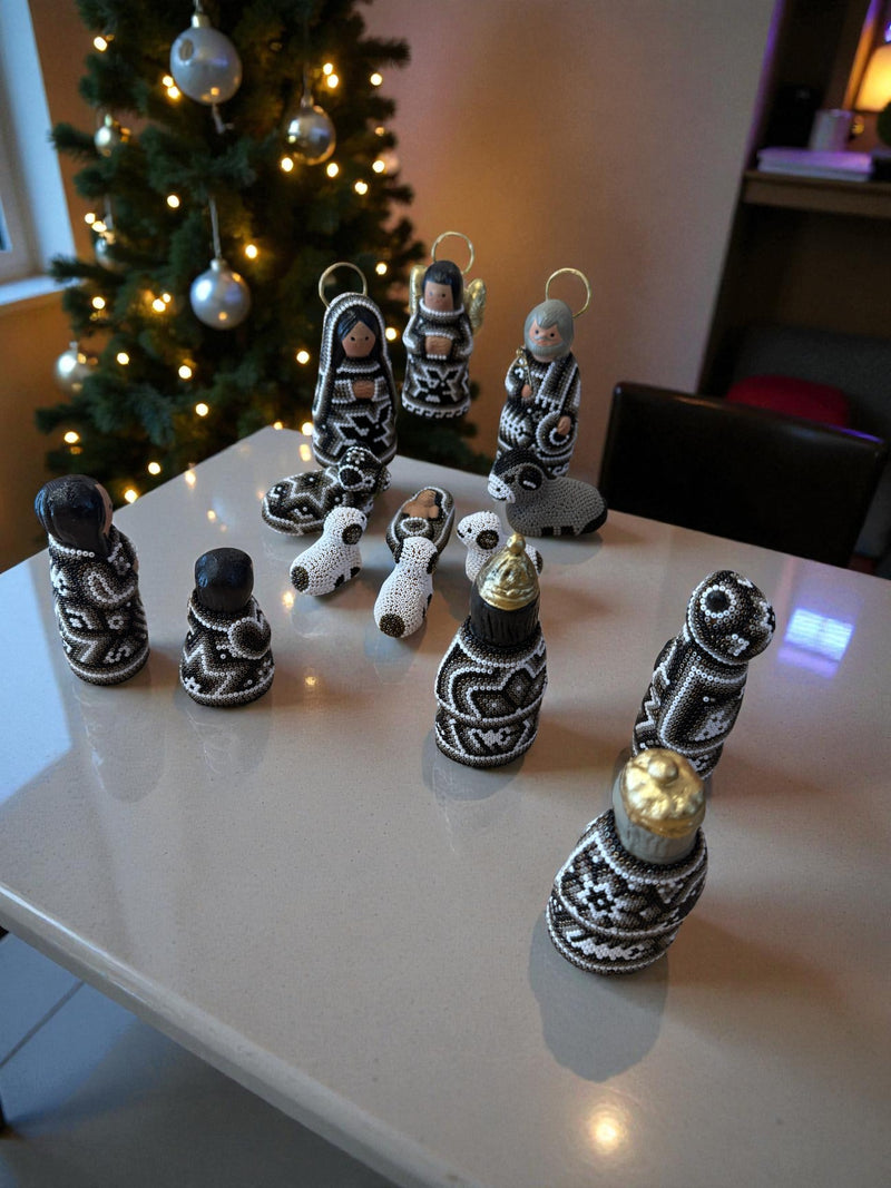 Nacimiento de navidad Chico Gris. NACCH01 - TATEHUARI, arte huichol