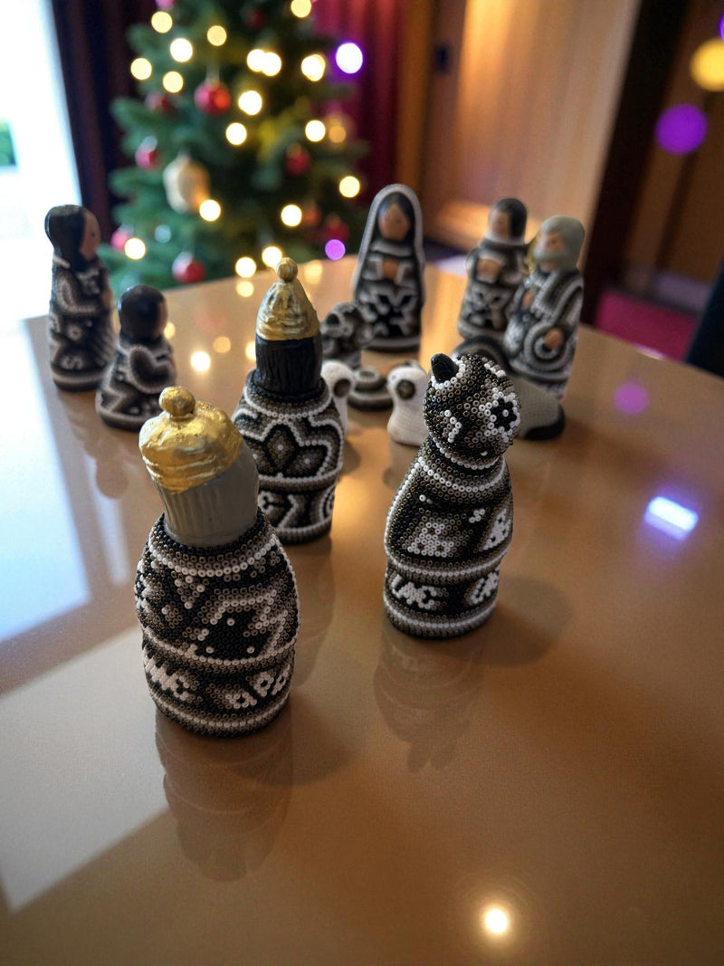 Nacimiento de navidad Chico Gris. NACCH01 - TATEHUARI, arte huichol