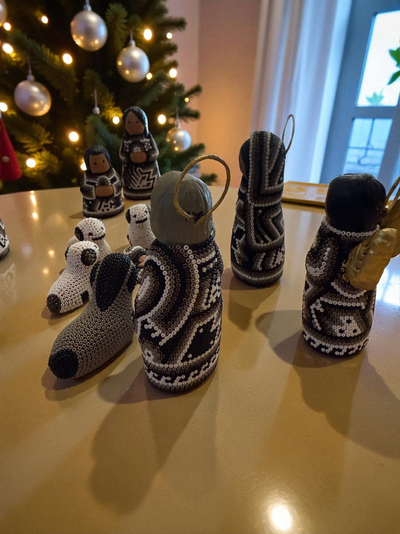 Nacimiento de navidad Chico Gris. NACCH01 - TATEHUARI, arte huichol