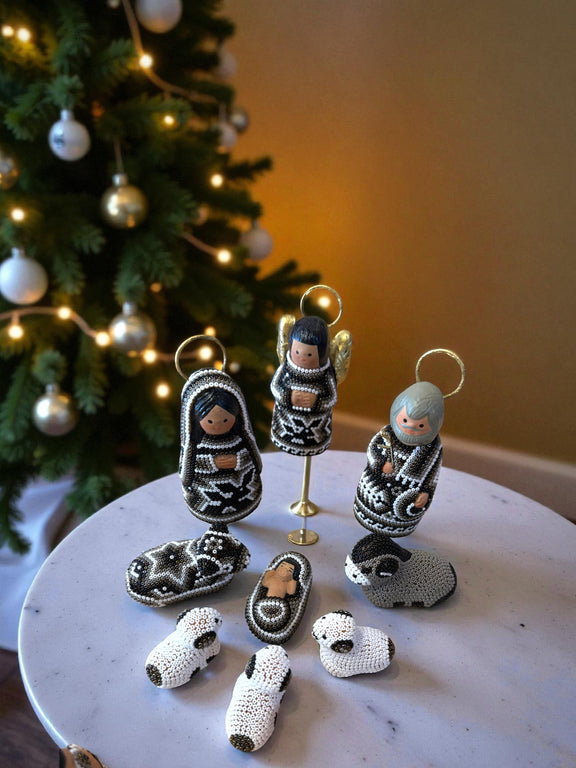 Nacimiento de navidad Chico Gris. NACCH01 - TATEHUARI, arte huichol