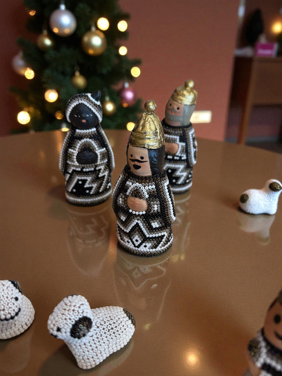 Nacimiento de navidad Chico Gris. NACCH01 - TATEHUARI, arte huichol