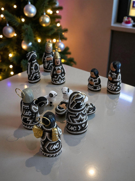 Nacimiento de navidad Chico Gris. NACCH01 - TATEHUARI, arte huichol