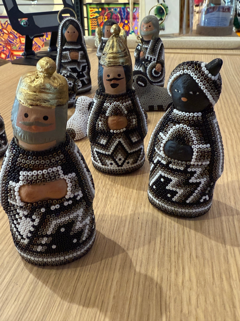 Nacimiento de navidad Chico Gris. NACCH01 - TATEHUARI, arte huichol