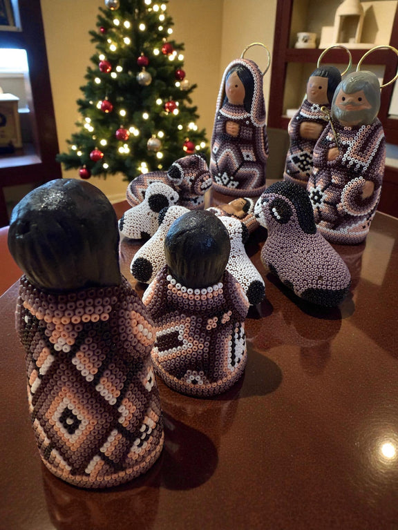 Nacimiento de navidad Chico Tinto. NACCH02 - TATEHUARI, arte huichol