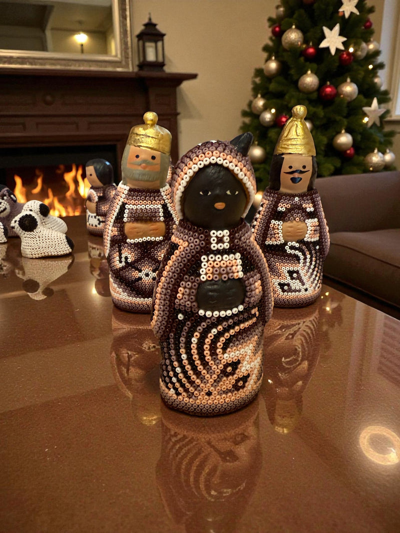 Nacimiento de navidad Chico Tinto. NACCH02 - TATEHUARI, arte huichol