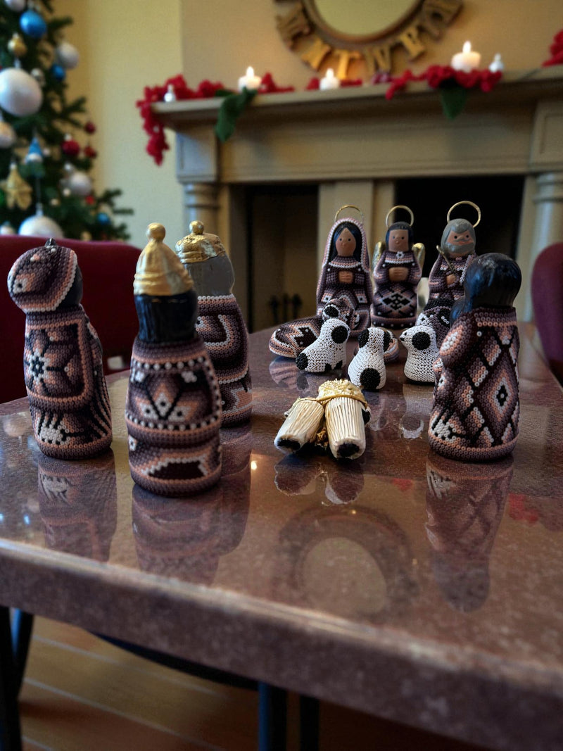 Nacimiento de navidad Chico Tinto. NACCH02 - TATEHUARI, arte huichol