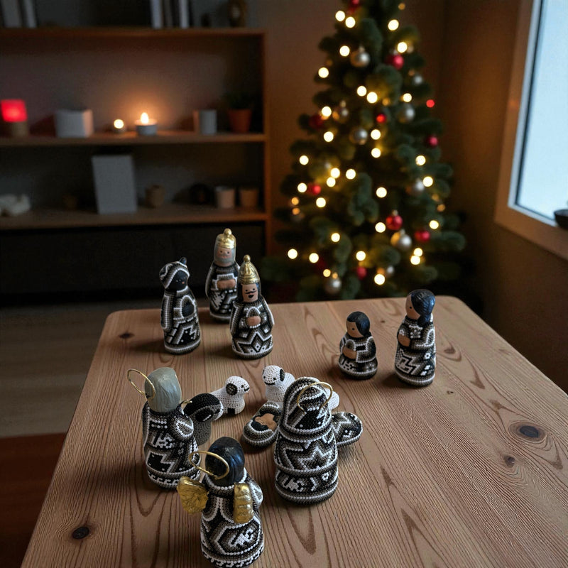 Nacimiento de navidad Chico Gris. NACCH01 - TATEHUARI, arte huichol