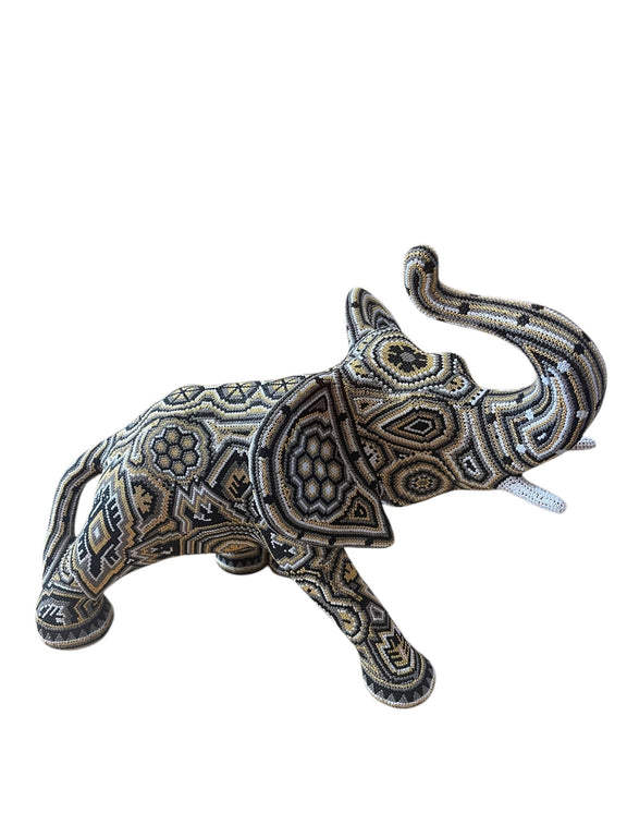 Elefante forrado con chaquira ELEE02 - TATEHUARI, arte huichol