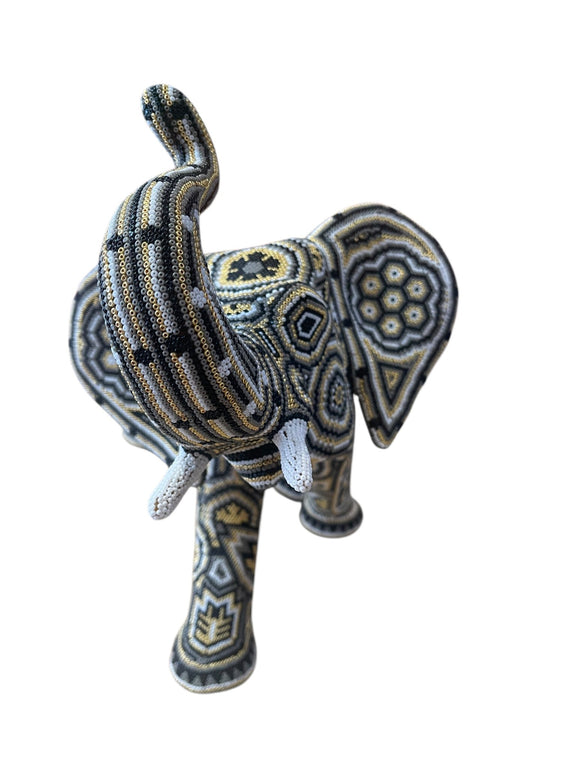 Elefante forrado con chaquira ELEE02 - TATEHUARI, arte huichol