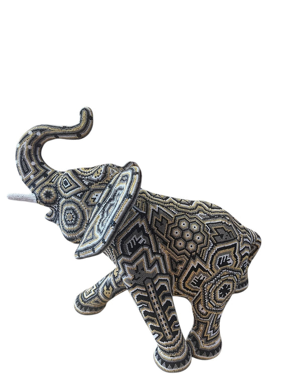 Elefante forrado con chaquira ELEE02 - TATEHUARI, arte huichol