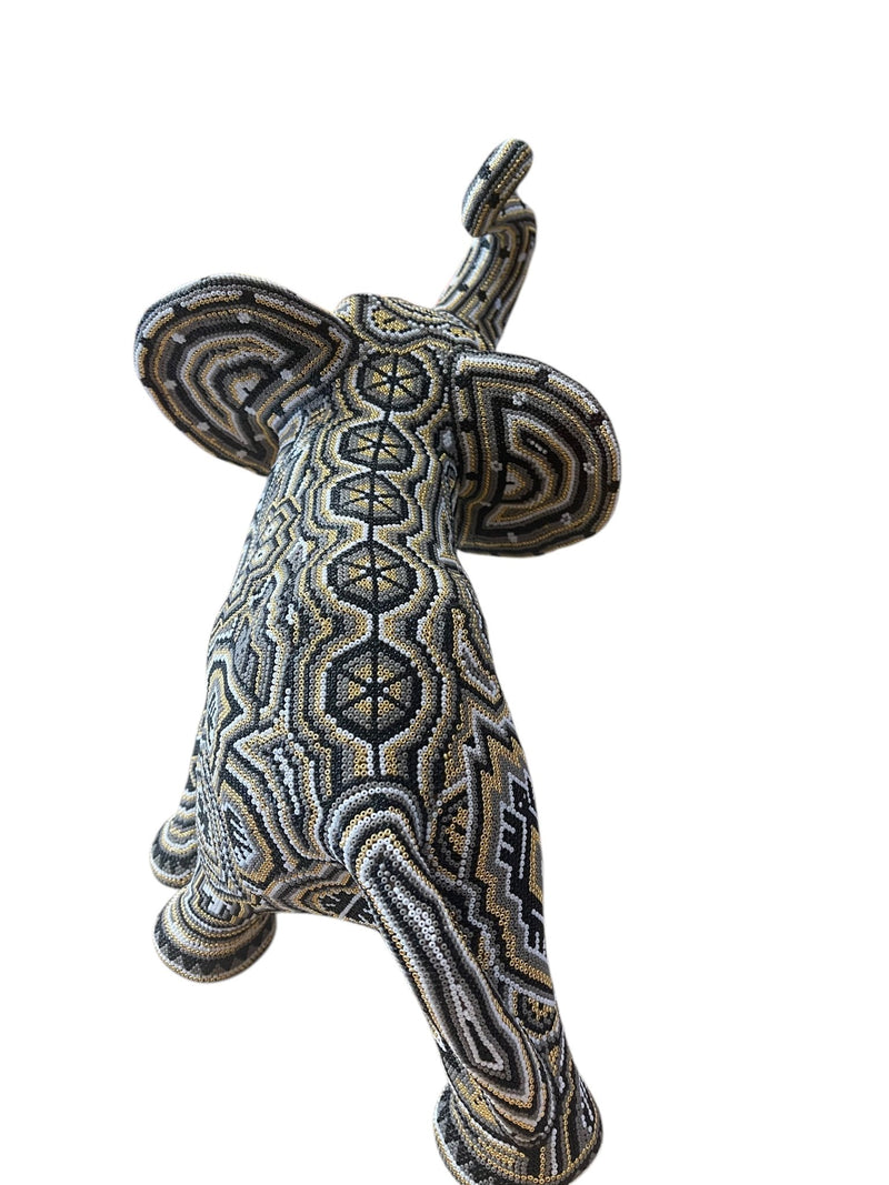 Elefante forrado con chaquira ELEE02 - TATEHUARI, arte huichol